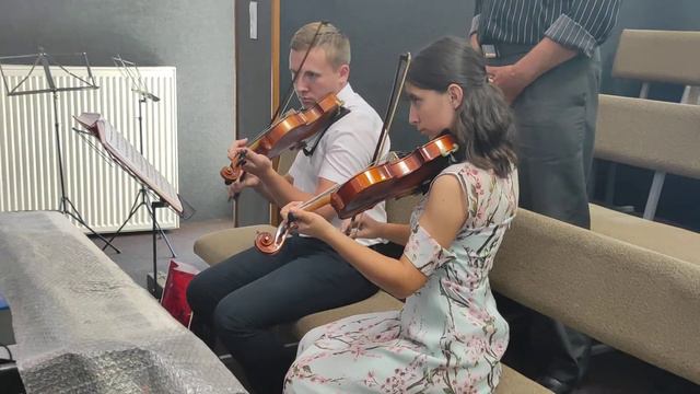 Хвала Христу! Дуэт скрипачей г Дубно. Аккомпанирует на рояле Агнесса Мелысь.