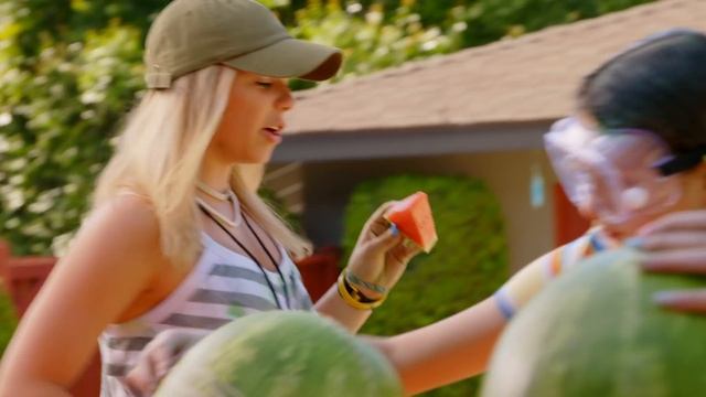 Annie & Hayley EXPLODE WATERMELONS w/ RUBBER BANDS! ? | Pool Party - Ep. 3 | Nick смотреть онлайн