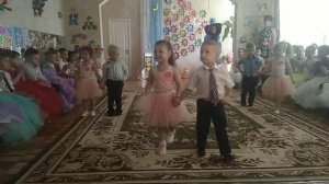 Танец младшей группы для старших выпускников