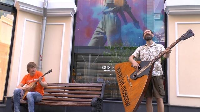 Прикольная девчонка.Дуэт музыкантов смотреть онлайн