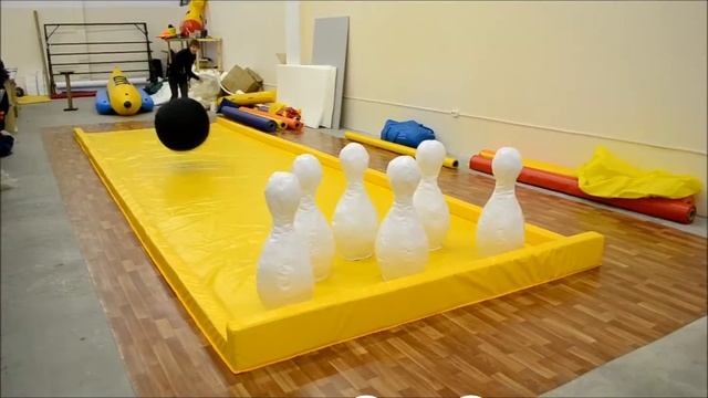 Гигантский боулинг — Командные аттракционы | Игровое оборудование | Реквизит для тимбилдинга смотреть онлайн