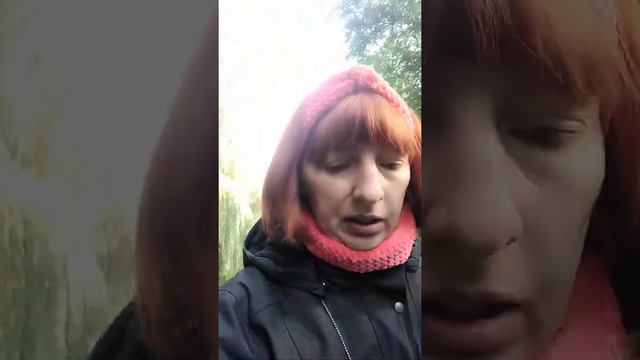 Странная женщина в парке. Кто она? и что она делает? @marina_zolotie_rychki смотреть онлайн