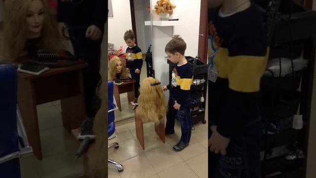Мастер класс по прическам ↑ Видео урок для начинающих парикмахеров от Артура (6 лет) смотреть онлайн