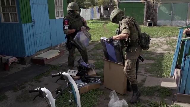 Военнослужащие военной полиции ЦВО доставили специализированное кресло ребенку-и.mp4 смотреть онлайн