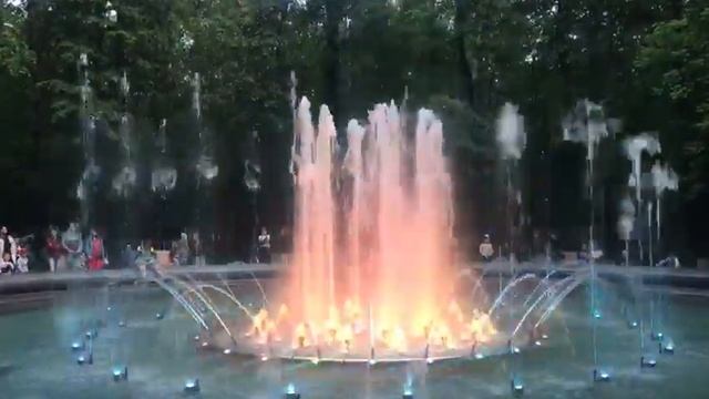 В Нижнем Новгороде... Светомузыкальный фонтан на Нижневолжской набережной. 17.06.2022 смотреть онлайн