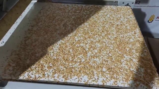 Машина посыпки кондитерских изделий дроблёным орехом, кунжутом, сахаром. смотреть онлайн