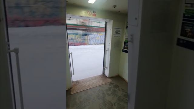 Забыли закрыть двери в поезде зимой. Электрички в России #shorts смотреть онлайн