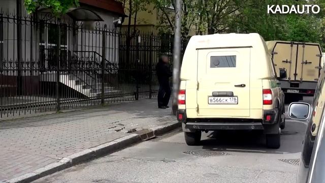 Инкассаторы перекрыли проезд по ул. Щорса в Калининграде. 16.05.19 смотреть онлайн