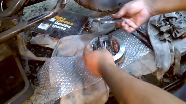 PART 3 - REPLACE CLUTCH PLATES EASY!! in 1st Gen Uce Royal Enfield English смотреть онлайн