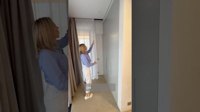 Изголовье кровати из мягких настенных панелей и встроенный шкаф