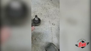 Замена передних нижних рычагов в связи с люфтом шаровых опор Volkswagen Touareg