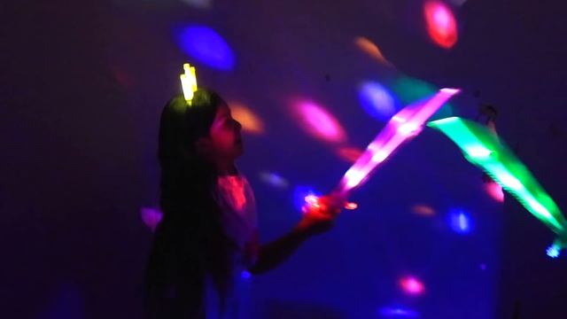 Shfa plays Shadow Puppets and glowing toys смотреть онлайн