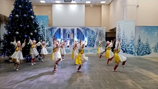 «Радуга» танцует младшая группа Хакасской образцовой танцевальной студии "Айас" смотреть онлайн