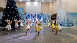 «Радуга» танцует младшая группа Хакасской образцовой танцевальной студии "Айас"