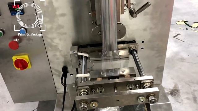 Упаковка деталей в пакеты на вертикальной упаковочной машине 160B смотреть онлайн