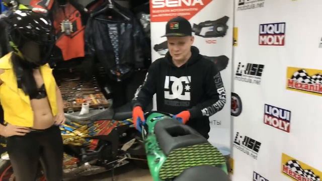 Тяжко клешнями ремонтировать мотоцикл HONDA / VK Live смотреть онлайн
