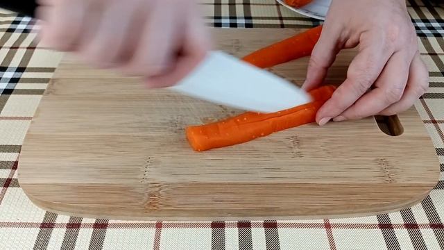 Салат с печенью и маринованным луком. Сметают первым со стола, сытно, аппетитно! смотреть онлайн