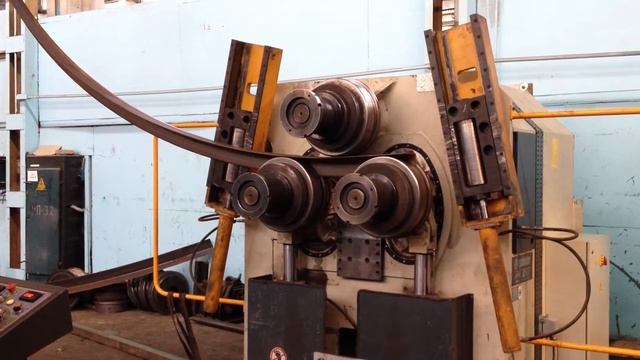 Гибка уголка 125х125х10мм по радиусу, вальцовка уголка, гнутый уголок полкой наружу, радиусный угол смотреть онлайн