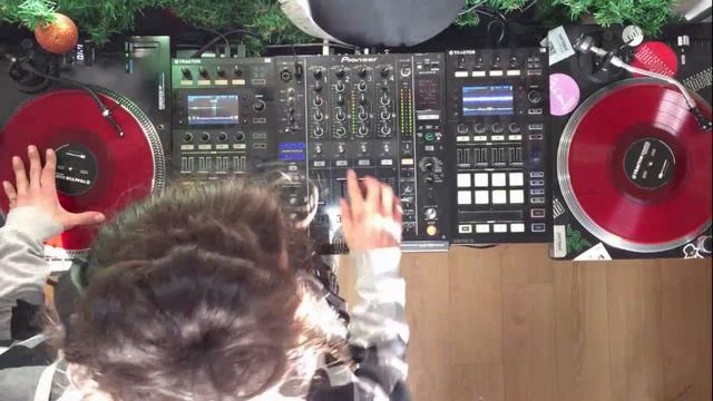 NATIVE INSTRUMENTS TRAKTOR PRO - The Future Of DJing (Kontrol D2 + Turntables + Pioneer DJM)