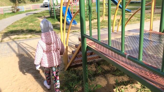 Алиса с папой на детской площадке смотреть онлайн