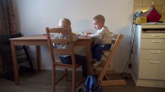 ДВОЙНЯШКИ ЛЮБИТЕЛИ ВИДЕОКАМЕРЫ. Маленький фотограф. Привет подписчице и благодарность всем смотреть онлайн