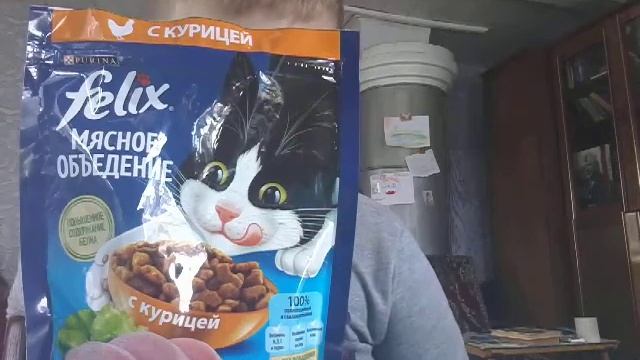 делаю обзор кошачьего корма феликс ,,попробовал кошачий корм с курицей,, смотреть онлайн