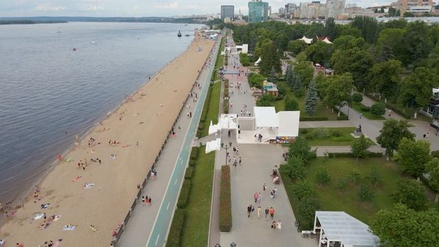 Крутой фестиваль на берегу Волги в Самаре с высоты птичьего полета смотреть онлайн