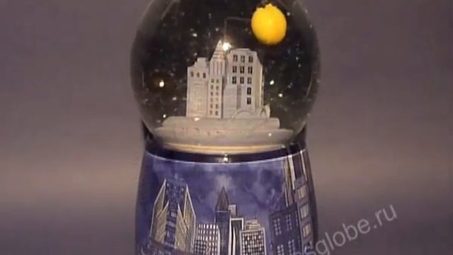 Шар со снегом "Над городом" / Glassglobe.ru / смотреть онлайн