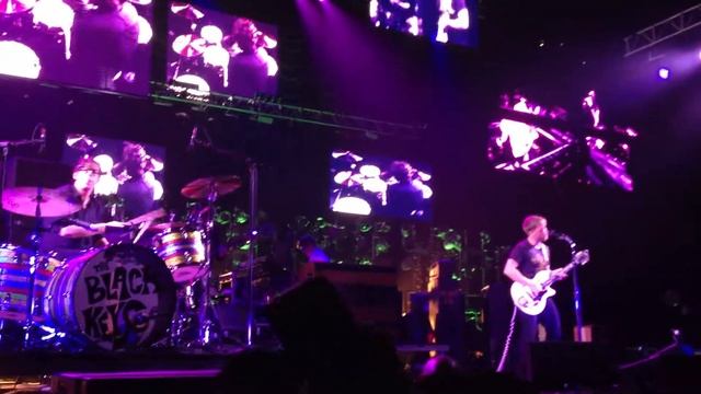 THE BLACK KEYS "TIGHTEN UP" LIVE ORACLE ARENA 11/03/14 смотреть онлайн