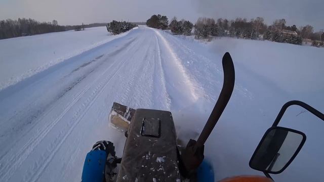 После снегопада резко пришли морозы.  МТЗ-82.1. Чистим дороги.