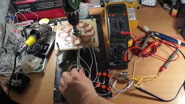 6 магнитов на нижнем диске без верхнего диска. Самодельный генератор для Ветряка. ТЕСТ 2 смотреть онлайн