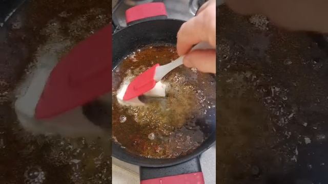 Вкуснейшая курочка на сковороде в сметанном соусе. смотреть онлайн