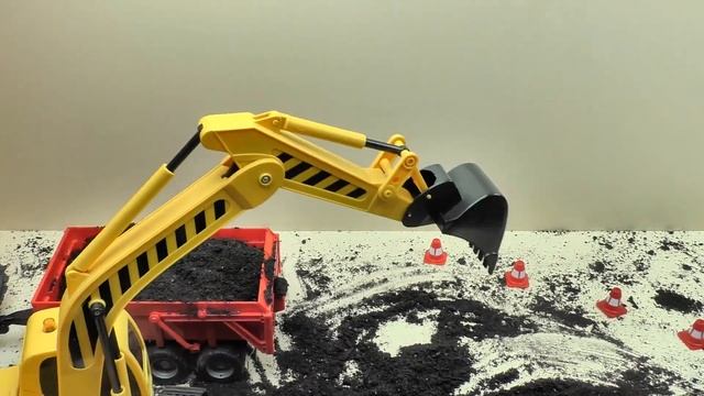 Cars Bruder. Yellow excavator digs the ground. Желтый экскаватор копает землю. смотреть онлайн