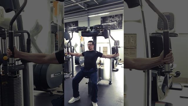 Приведение плеча в тренажере Батерфляй