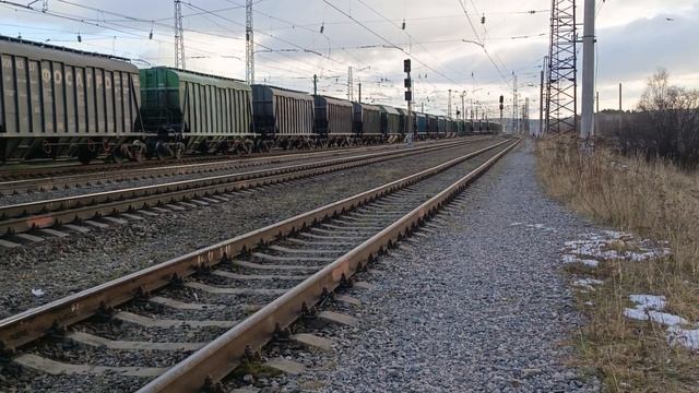 Электровоз "Ермак" 2ЭС5К-250,с грузовым поездом,проходит станцию Апатиты! смотреть онлайн