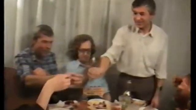 ДР Бехтеревой и сбор бардов клуба Урал у Чудиновских дома. 1996 год. смотреть онлайн
