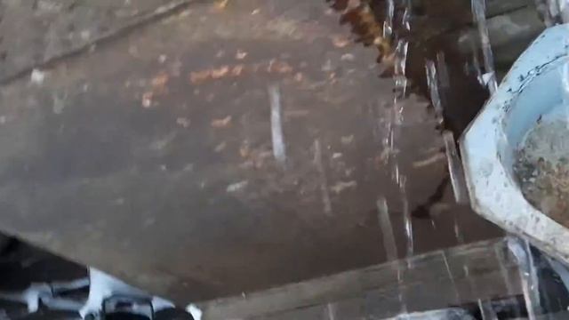 Сливаю воду из системы отопления плацкартного вагона. смотреть онлайн