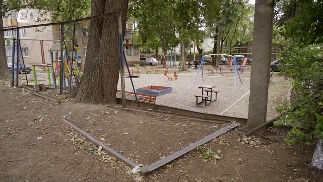 Много качелей, новые скамейки и плохие дороги: ул. Св. Николая в рубрике «По дворам» смотреть онлайн