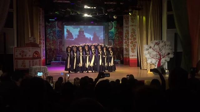 04.11.2016 Армянский коллектив девушек красиво исполнил танец. Сургут. ГКЦ смотреть онлайн