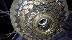 Заднее колесо периодически касается рамы велосипеда. Ремонтируем