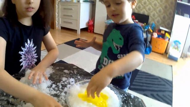 КАК СДЕЛАТЬ СНЕГ ДОМА за 5 минут  Эксперимент со снегом