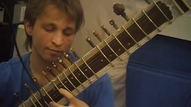 Игра на ситаре в честь Дж. Харрисона смотреть онлайн