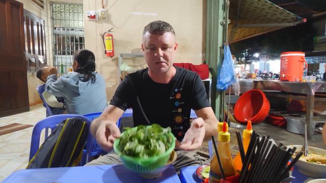 Вьетнамский стритфуд. 3 ГЛАВНЫХ супа Вьетнама! смотреть онлайн