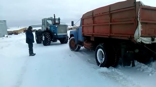 Т-150 вытаскивает ЗИЛ-130 смотреть онлайн