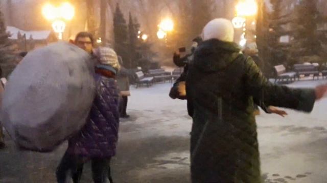 А снег идет!!!?? Танцы в парке Горького!!!?? Харьков 2021 смотреть онлайн