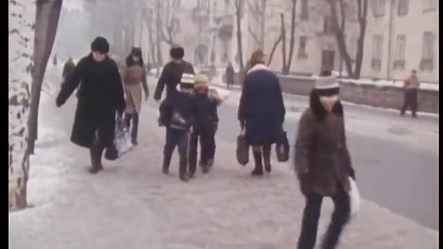 гололед у метро Удельная, пострадавших много смотреть онлайн