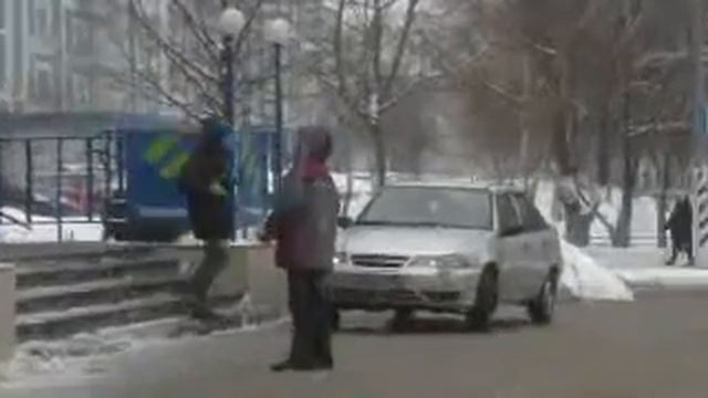 Иностранный работник знает как надо чистить крышу. смотреть онлайн