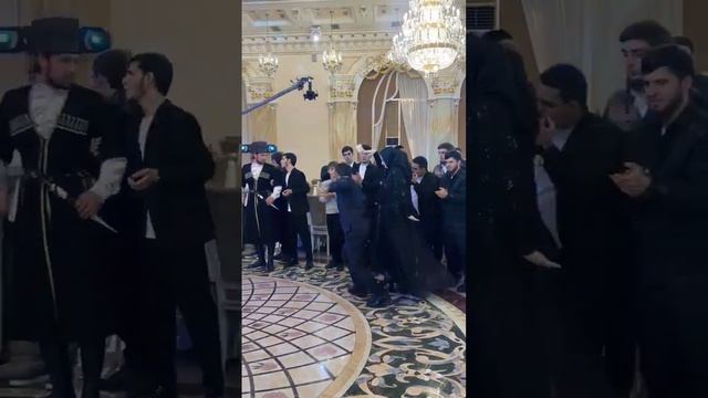Красивая девушка танцует?#чеченскиесвадьбы смотреть онлайн