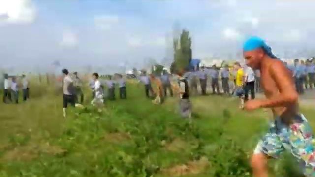 Местные жители Пугачёва отправились перекрывать трассу смотреть онлайн