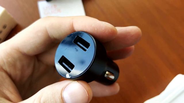 Распаковка зарядного устройства и USB кабеля смотреть онлайн